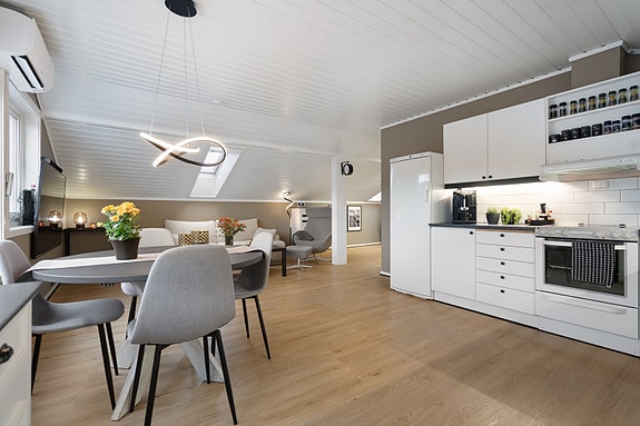 Den åpne løsningen skaper en luftig og harmonisk helhet. Her er det god plass til både spisebord og sofakrok