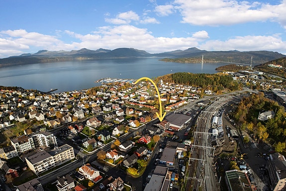 Her bor du i et rolig boligområde like utenfor bykjernen - med flotte turområder, fjorden og fjellet kun minutter unna