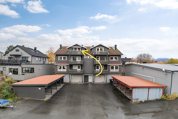 Leiligheten ligger øverst i bygget, med egen balkong og utsikt mot byen. Fra bakgården har du enkel adkomst til carport og felles inngang