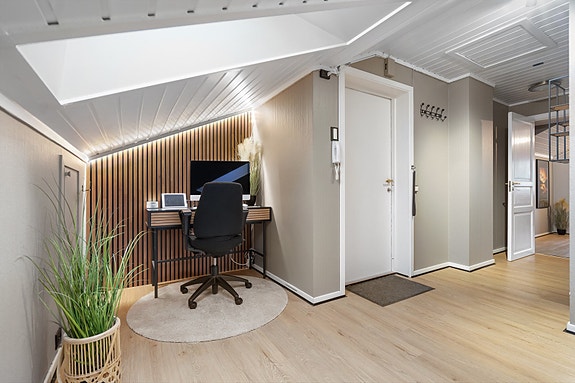 Fra gangen har du adkomst til alle rom, og det er smart utnyttet plass med en egen liten kontorsone under skråtak - perfekt for hjemmekontor eller studieplass