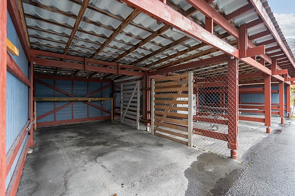 Egen carportplass med god takhøyde og ekstra lagringsplass bakerst