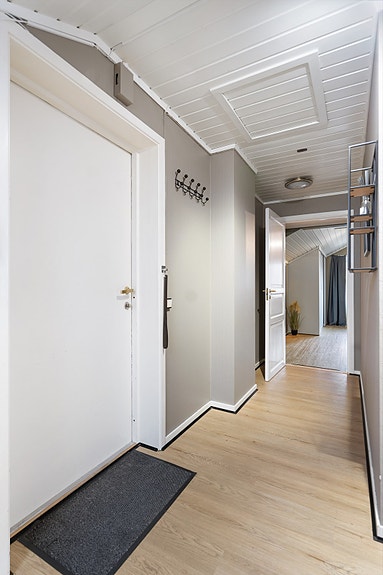 Lys og morderne entré med plass til oppheng og oppbevaring