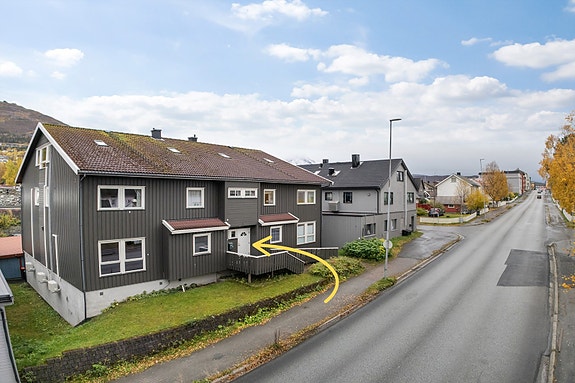 Hovedinngang med enkel adkomst rett fra gateplan. Beliggenheten gjør hverdagen praktisk, med både dagligvarebutikk og sentrum like i nærheten