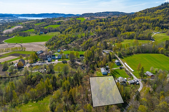 Romslig tomt på 3,2 mål - landlig og sentral beliggenhet i rolige omgivelser.