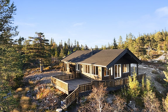 Nordvik Hyttemegling v/ Sebastian Høeg har gleden av å presentere Venlisterveien 201, en attraktiv eiendom med flotte omgivelser og gode solforhold.