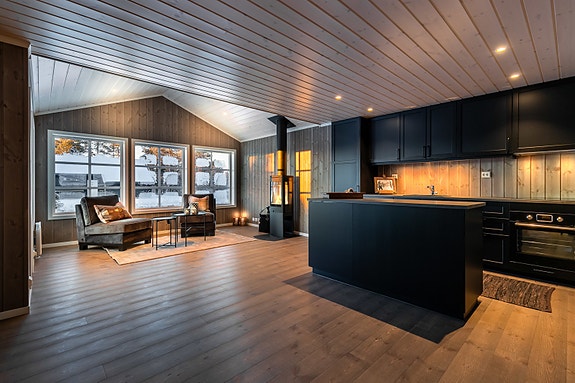 Hytta får et stort sosialt rom med stue og kjøkken. Bildet er kun for å vise leveranse, det er ikke av selve hytta.