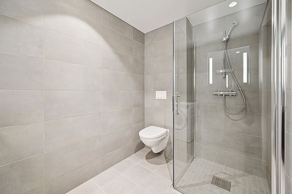 Delikat fargevalg og tidsriktig utførelse.