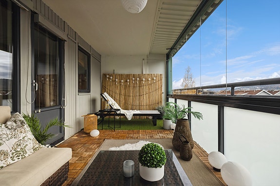Meget romslig terrasse med skyvbare glass og solskjerming