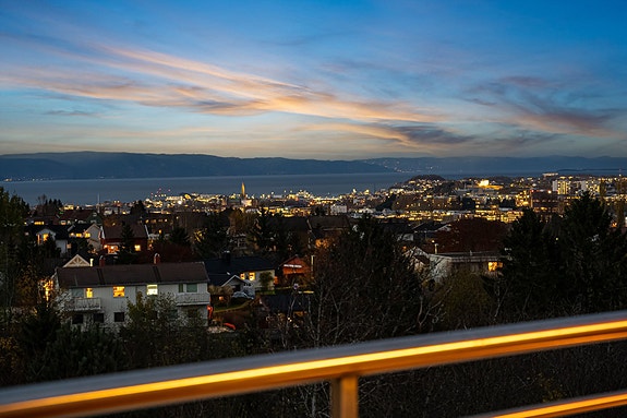 Aktiv Eiendomsmegling v/ Marius Kvalvik har gleden av å presentere Waldemar Aunes veg 14B - en nyoppusset 2-roms utsiktsleilighet i toppetasjen.