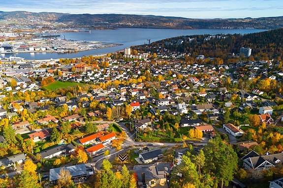 PrivatMegleren v/ Vetle Haug Kristensen har gleden av å presentere denne atteraktive og solrike tomten med nydelig utsikt på Austad.