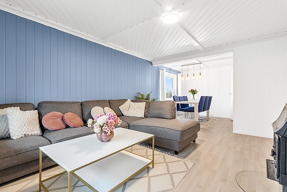 Lys og trivelig stue og spisestue. Det er lagt nytt gulv i 2025.