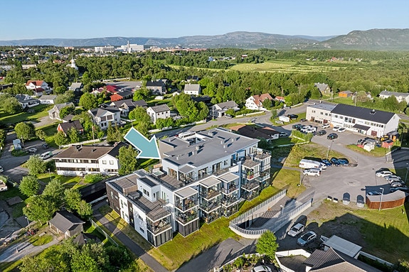 DNB Eiendom ønsker deg velkommen til Bossekop og eiendommen Vannveien 13! En sjelden mulighet! Elegant og strøken leilighet i toppetasje. Stor terrasse med jacuzzi og fjordpanorama. 2 garasjer.