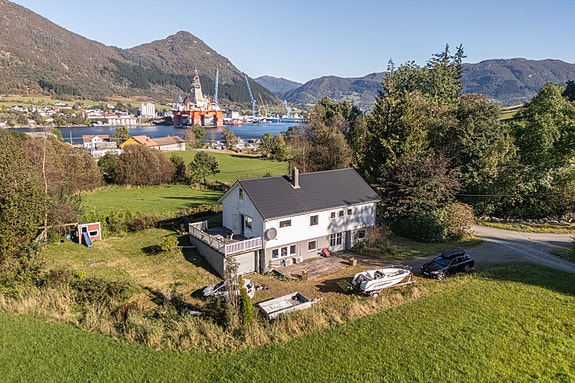 Velkommen til Gjerdevikvegen 47 - En innholdsrik enebolig med usjenert beliggenhet i Ølensvåg!