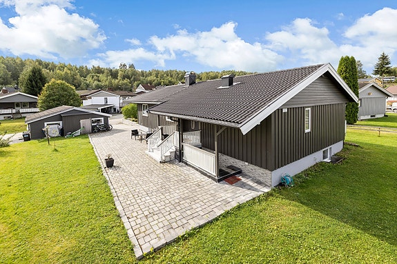 Belegningsstein i gårdsplassen. Inngang til hybelen.