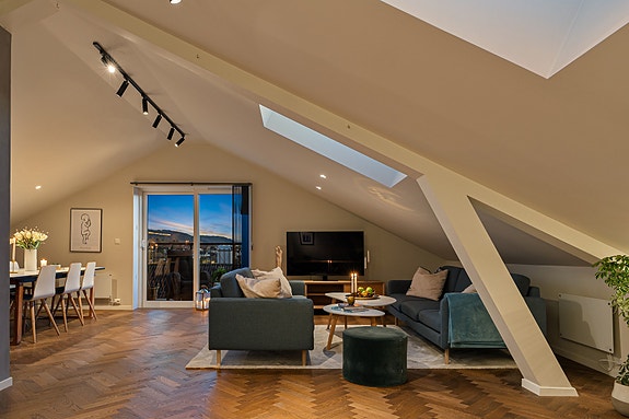 Eksklusiv 4-roms toppleilighet fra 2021/2022 med høy standard og moderne uttrykk.