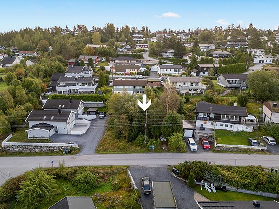 Velkommen til Tandbergveien 52 - Her finner du en tomt på 792 kvm. Dette er et flott omeåde å etablere seg i for en familie