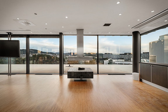 Flotte kontorlokaler i toppetasjene med eget styrerom og fri utsikt