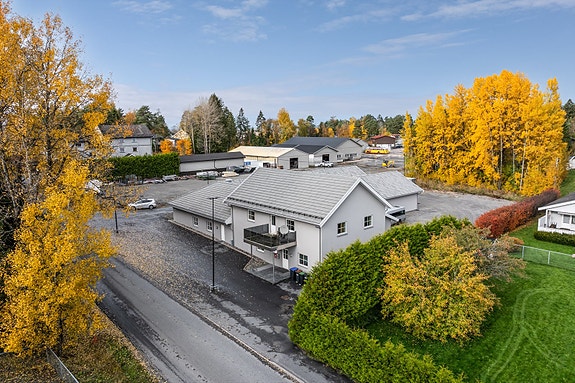 Strøken kombinasjonseiendom med kontordel, 2 verkstedhaller, vaskehall og leilighet!
