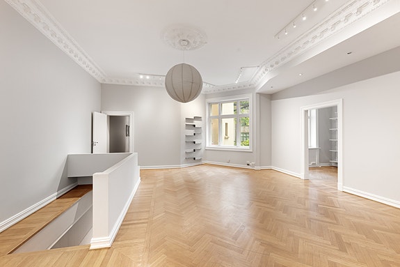 Velkommen til Bygdøy allé 12 - presentert av Anne Gerlyng Smith & Christian L. Mathiesen.