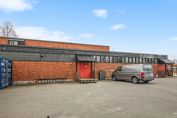 Holtervegen 221 A har en romslig hovedetasje med BTA på ca. 358 kvm, og er idag brukt som butikk for jaktutstyr. Eiendommen har en meget god beliggenhet på Holter, sentralt på Øvre Romerike.