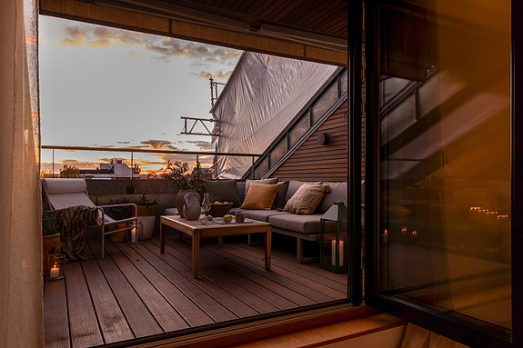 Kveldsstemning fra den sydvestvendte takterrassen i 7. etasje, med fritt utsyn til solnedgang hele året. Merk at når nabogårdens takrenovering er ferdig, er det ikke noe hindring i utsyn.