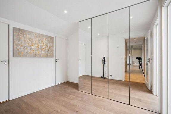 Romslig entré med god plass til sko og yttertøy.