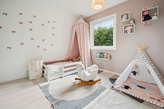 Soverommet har en lun atmosfære og moderne overflater.