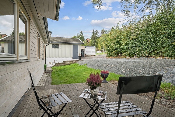 Privat og skjermet uteplass med plass til både hagemøbler og grill.