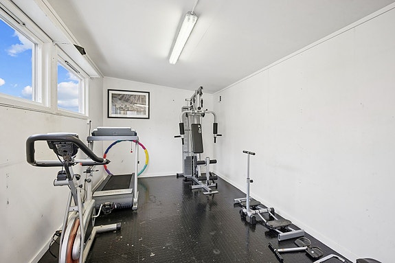 Uthus på 13 kvm brukt som treningsrom - perfekt for hjemmetrening.