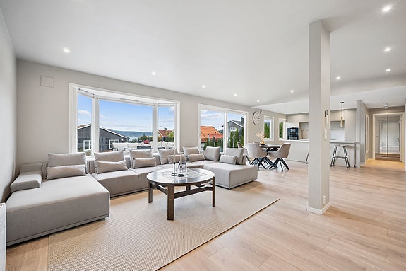 Stue og kjøkken flyter sømløst sammen med plass til både matlaging og avslapning.