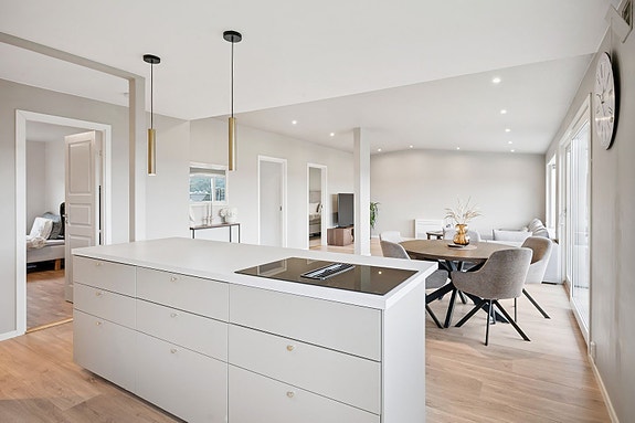 Kjøkken og stue i åpen løsning - perfekt for sosial sone.