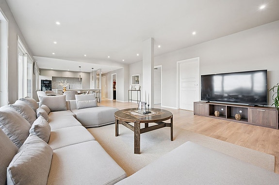 Gjennomført stue med god plass og smakfull innredning.