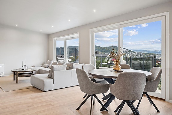 Store vinduer gir rikelig med naturlig lys gjennom hele dagen, og spotlights i taket sørger for god belysning også på kveldstid.