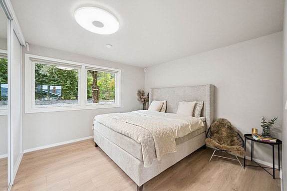Hovedsoverom med god plass til dobbeltseng og garderobe.