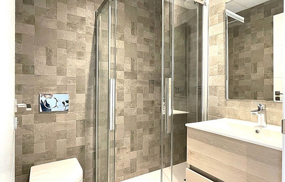 HAVUTSIKT! Toppetasje med privat jacuzzi - 3 soverom, 2 bad. Treningsfasiliteter på området