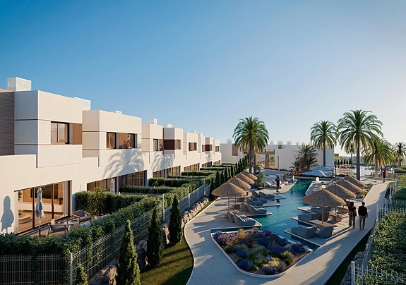 UTSIKT! Rekkehus med hage og resortfasiliteter - Omgitt av natur og kort vei til stranden