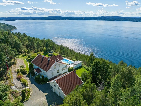 Velkommen til Ommenveien 18! En ærverdig og herskapelig enebolig i sveitserstil med særdeles god beliggenhet og nydelig fjordutsikt.