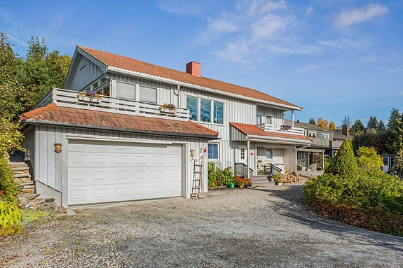 Aktiv Eiendomsmegling v/ Hallvard Fjone har gleden av å presentere Brynjevegen 7 - en stor og innholdsrik familiebolig med fire soverom