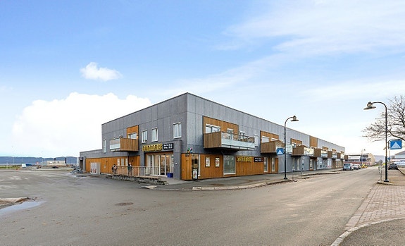 Velkommen til Kystgården. Ett nyoppusset kombinasjons-bygg med leiligheter og næringsareal.