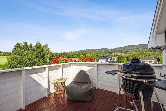 Velkommen til en delikat del av tomannsbolig med stor terrasse og flotte solforhold! Garasje