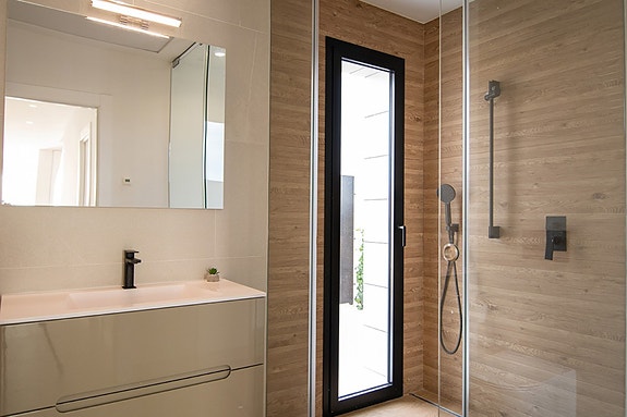 Nydelig villa med fantastisk uteområde med privat basseng og utekjøkken | Høye kvaliteter | 3 soverom og 2 bad