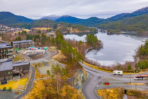 Tomten ligger i et nyetablert boligfelt, sør for Søfteland skole