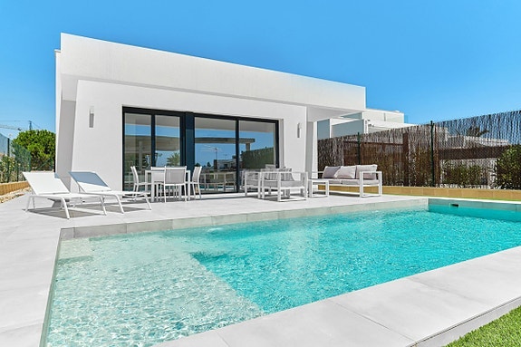 NØKKELFERDIG! Villa med fantastisk uteområde med privat basseng og utekjøkken | Høye kvaliteter | 3 soverom og 2 bad