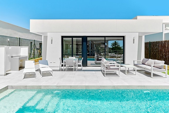 NØKKELFERDIG! Villa med fantastisk uteområde med privat basseng og utekjøkken | Høye kvaliteter | 3 soverom og 2 bad