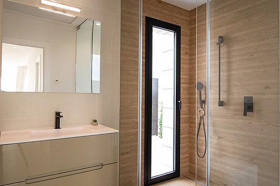 NØKKELFERDIG! Villa med fantastisk uteområde med privat basseng og utekjøkken | Høye kvaliteter | 3 soverom og 2 bad