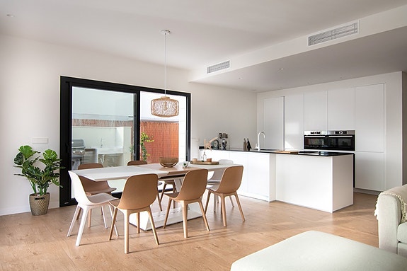 NØKKELFERDIG! Villa med fantastisk uteområde med privat basseng og utekjøkken | Høye kvaliteter | 3 soverom og 2 bad