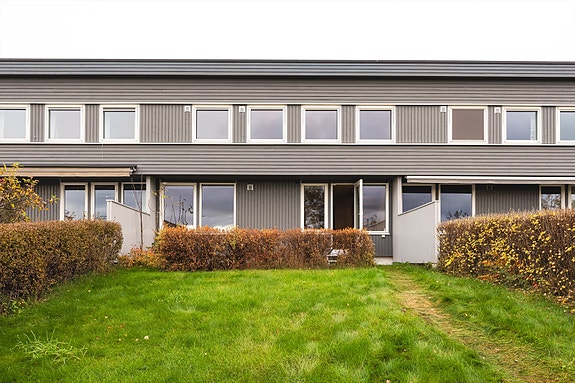 Velkommen til Simon Darres vei 36 - et romslig og innholdsrikt rekkehus med stort potensial! Foto: Chris Borowiak