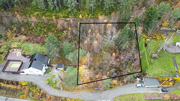 Velkommen til Svelvikveien 288! En tomt på ca. 1.360kvm kun 12-15 minutter utenfor Drammen! (Tomtegrense er ikke eksakte)