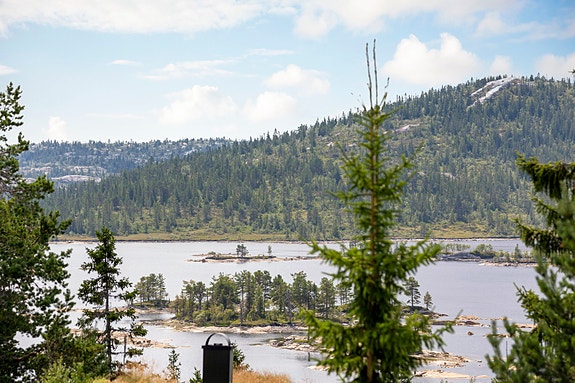 Fra tomten kan du nyte soloppganger som glitrer over vannflaten, og utsikten skifter i takt med naturens farger og stemninger.