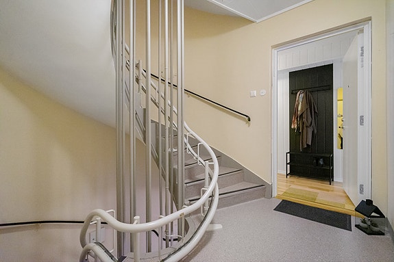 Trapperom med enkel adkomst til leiligheten som ligger i byggets